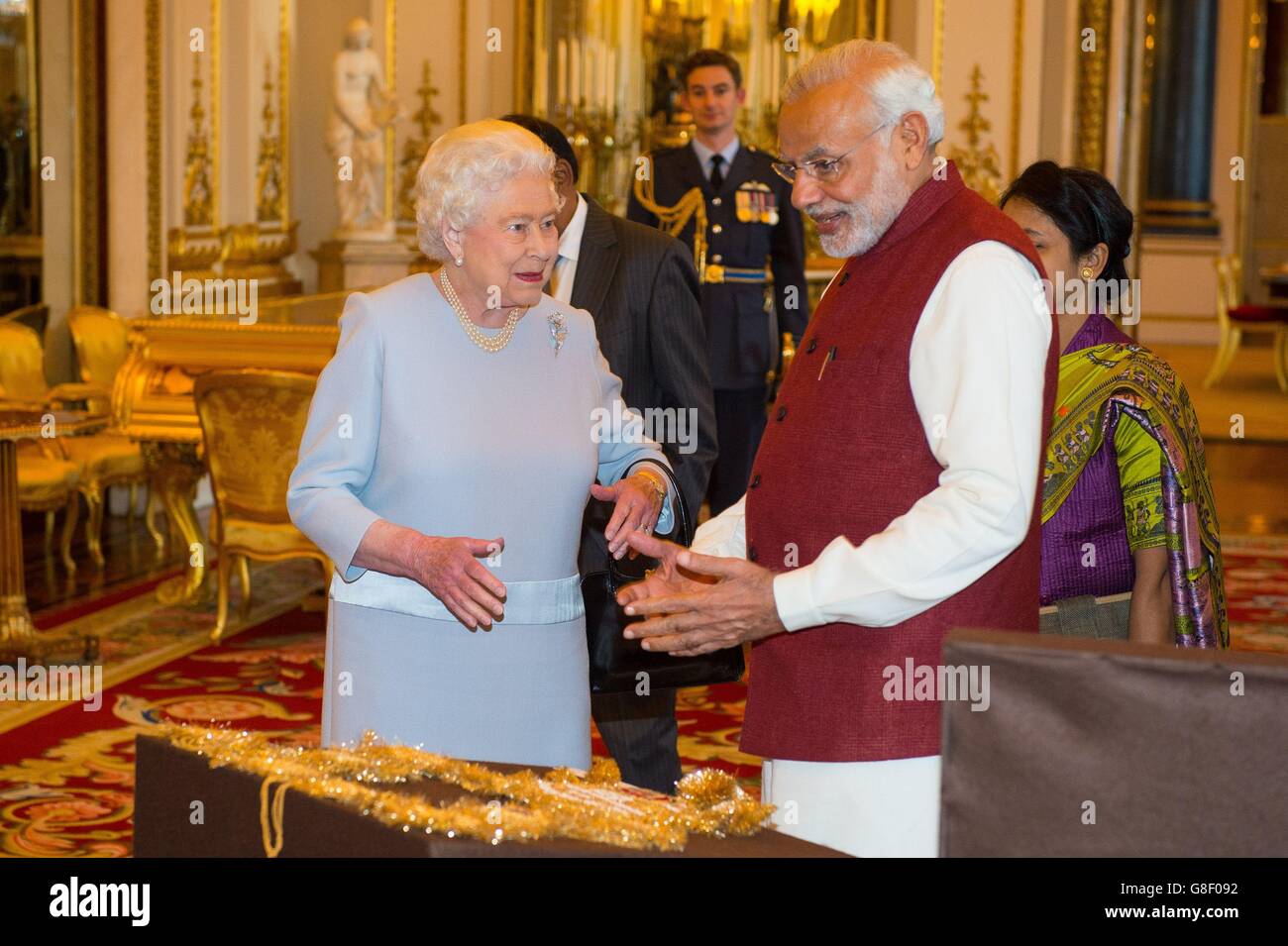 Königin Elizabeth II. Und der indische Premierminister Narendra Modi sehen am zweiten Tag seines Besuchs in Großbritannien Gegenstände aus der Königlichen Sammlung im Buckingham Palace, London. Stockfoto