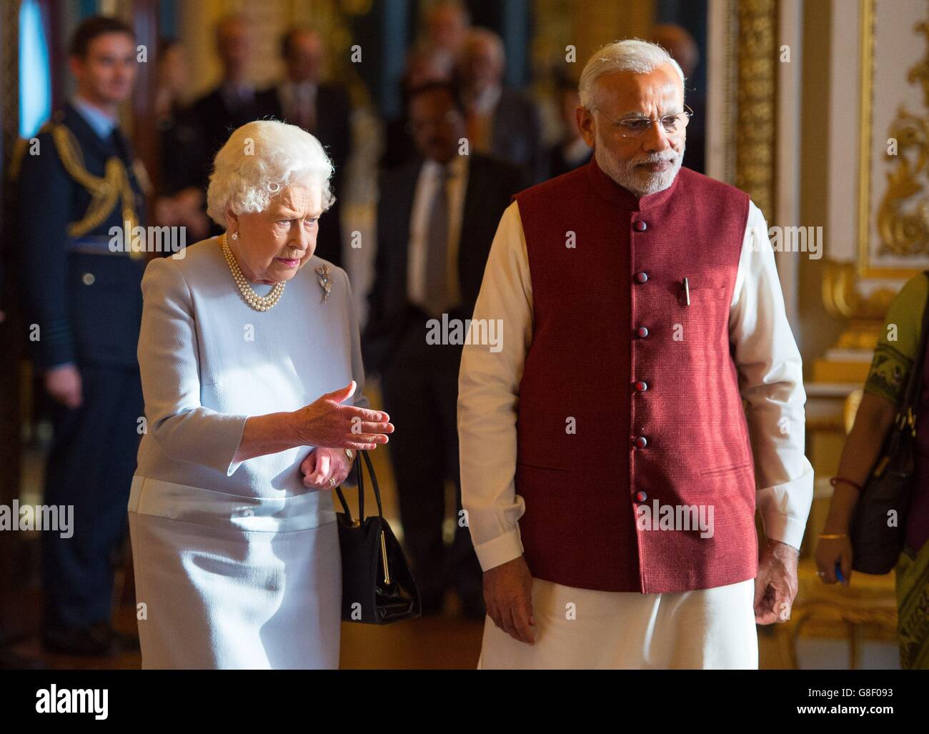 Königin Elizabeth II. Und der indische Premierminister Narendra Modi im Buckingham Palace, London, am zweiten Tag seines Besuchs in Großbritannien, wo er Gegenstände aus der königlichen Sammlung betrachtete. Stockfoto
