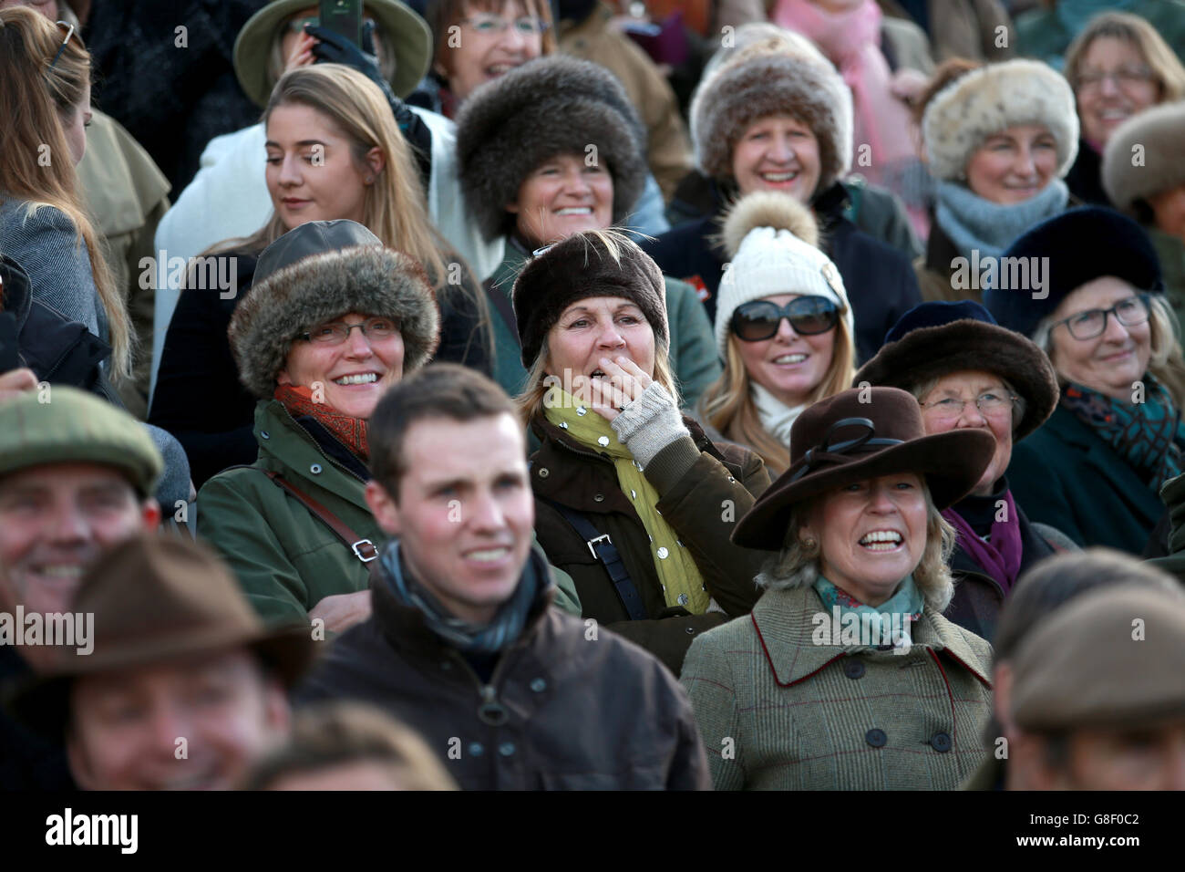 Rennfahrer beobachten die Dressurvorstellung von AP McCoy mit Charlotte Dujardin am ersten Tag der Open auf der Cheltenham-Rennbahn in Cheltenham. Stockfoto