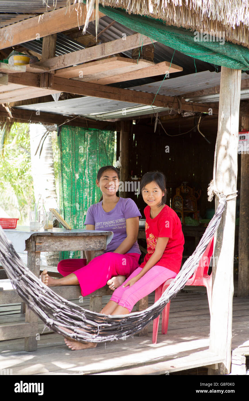 Dorfbewohner in einer Hängematte in einem Fischerdorf auf Koh Rong, Sihanoukville, Kambodscha Stockfoto