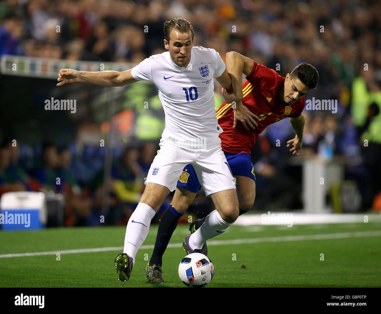 Der englische Harry Kane und der spanische Marc Bartra (rechts) kämpfen während eines internationalen Freundschaftstreits im Rico Perez Stadium in Alicante um den Ball. Stockfoto