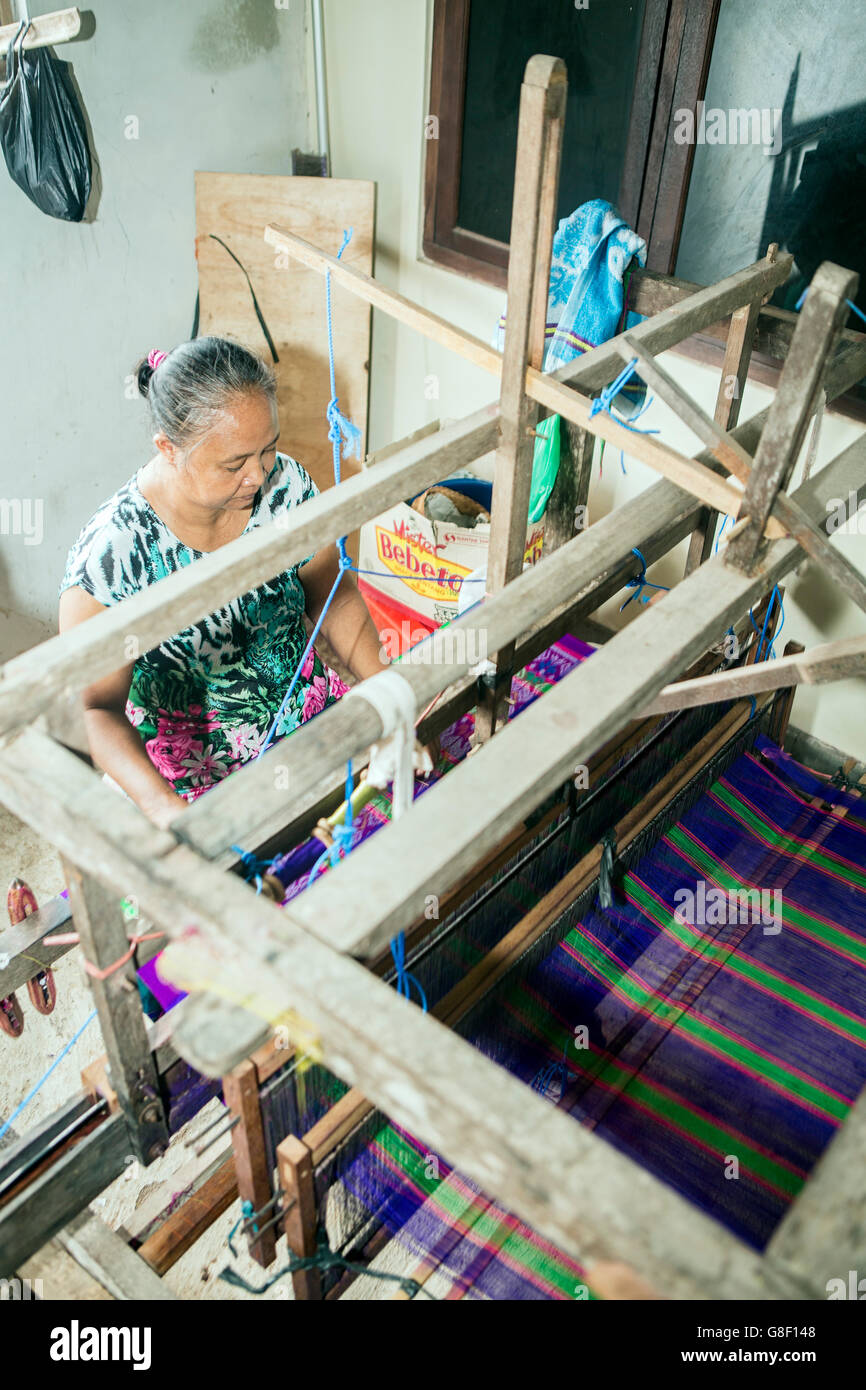 Weaver, die mit einem traditionellen Webstuhl in Ubud, Bali Stockfoto