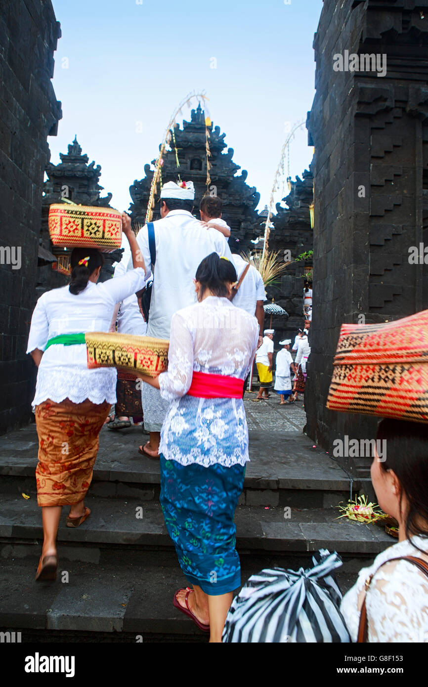 Balinesen eine Ritual in einem hinduistischen Bali Tempel beiwohnen Stockfoto