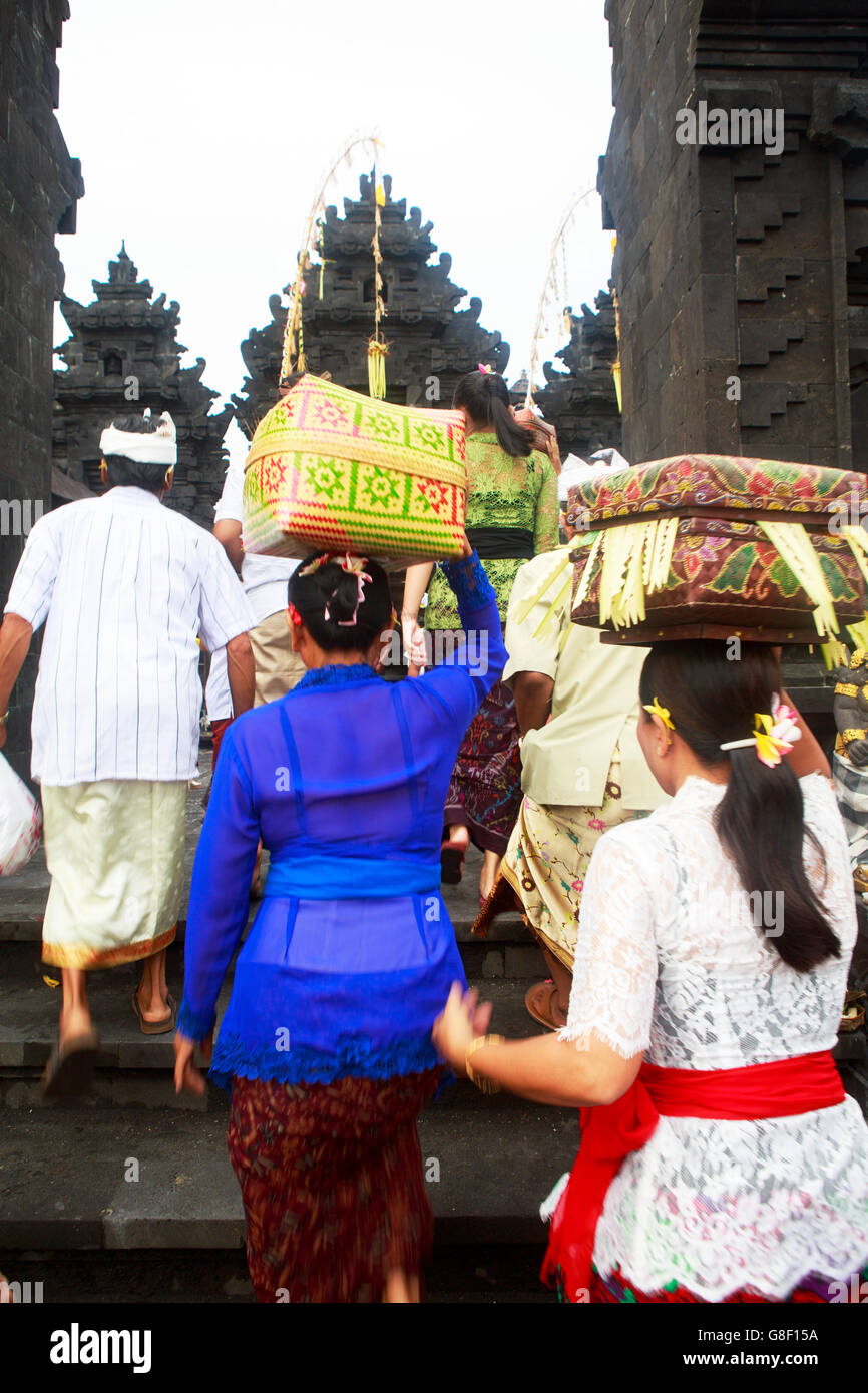 Balinesen eine Ritual in einem hinduistischen Bali Tempel beiwohnen Stockfoto