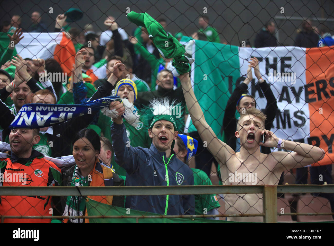 Fans der Republik Irland zeigen ihre Unterstützung während der ersten Etappe der UEFA Euro 2016 Qualifying Playoff im Stadion Bilino Polje, Zenica. DRÜCKEN SIE VERBANDSFOTO. Bilddatum: Freitag, 13. November 2015. Siehe PA Story SOCCER Bosnia. Das Foto sollte lauten: Nick Potts/PA Wire. Stockfoto