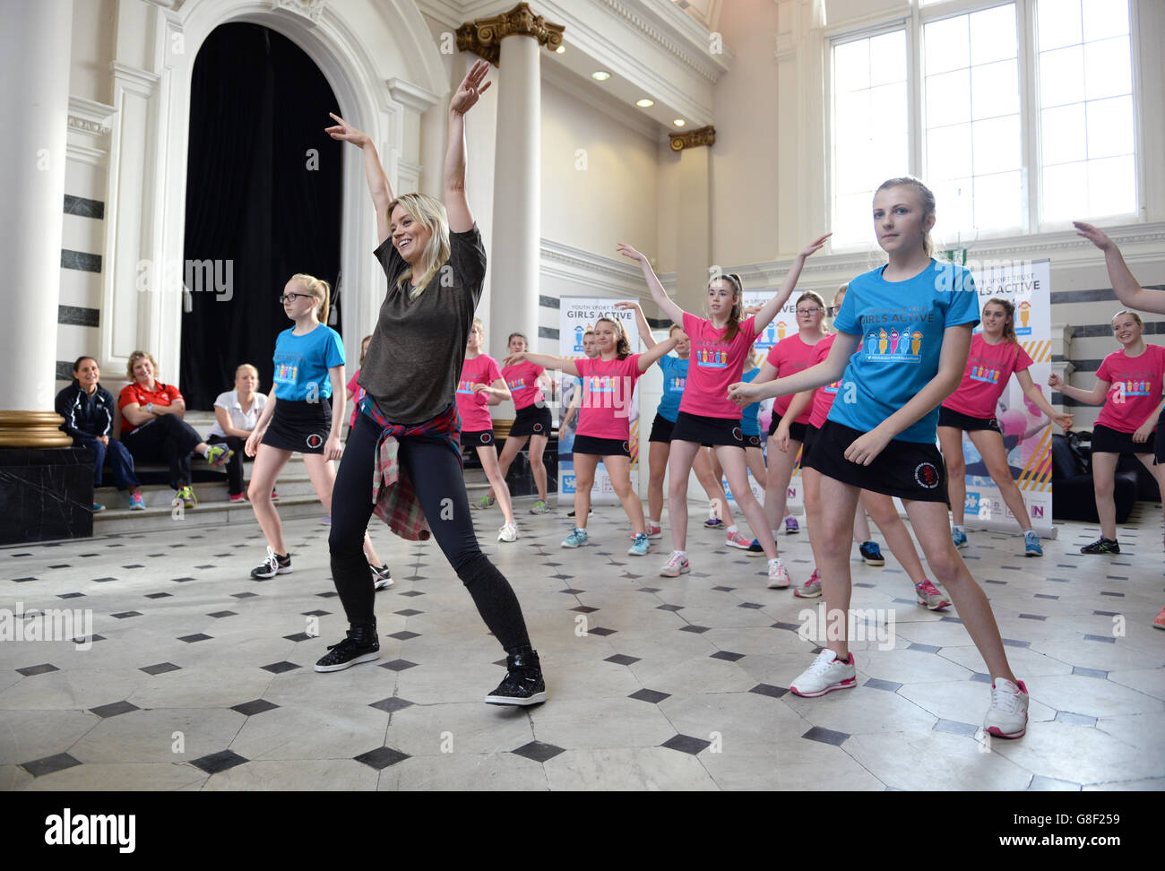 Kimberly Wyatt veranstaltet einen Tanzkurs für Mädchen der Cirencester Kingshill School, in dem sie versucht, mehr junge Menschen zu ermutigen, in ihrer neuen Rolle als Youth Sport Trust Botschafterin in den Sunbeam Studios in London körperlich aktiv zu sein. Bilddatum: Dienstag, 17. November 2015. Bildnachweis sollte lauten: Doug Peters/PA Wire Stockfoto