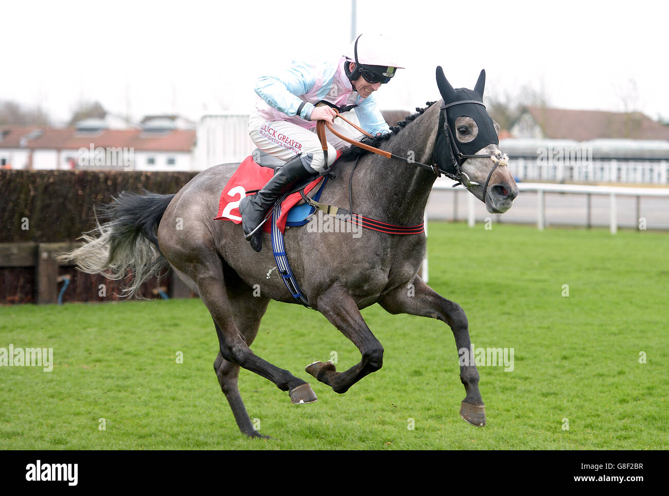 Artificice Sivola unter Jockey L P Aspell tritt im Racing UK Anywhere Handicap Chase auf der Kempton Racecourse an. Stockfoto