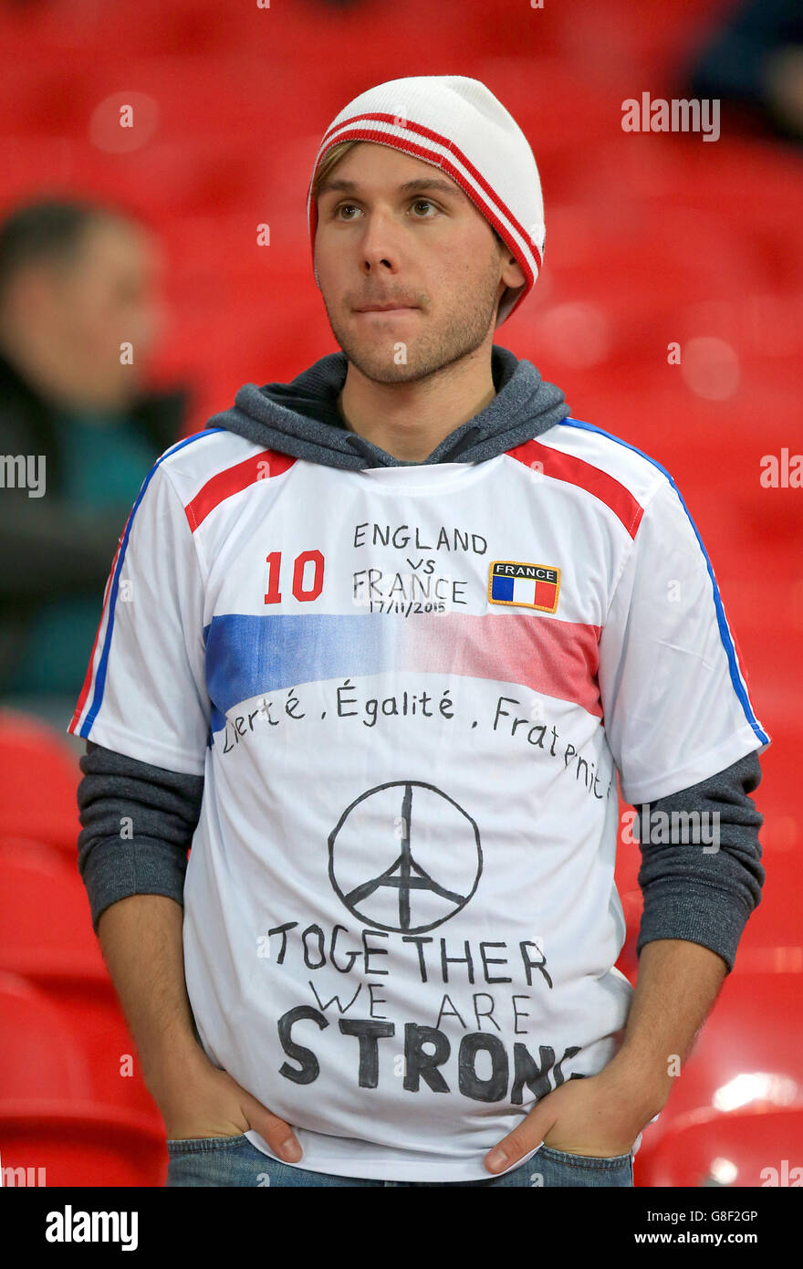 Ein Frankreich-Fan in den Tribünen vor dem internationalen Freundschaftsspiel im Wembley Stadium, London. Stockfoto