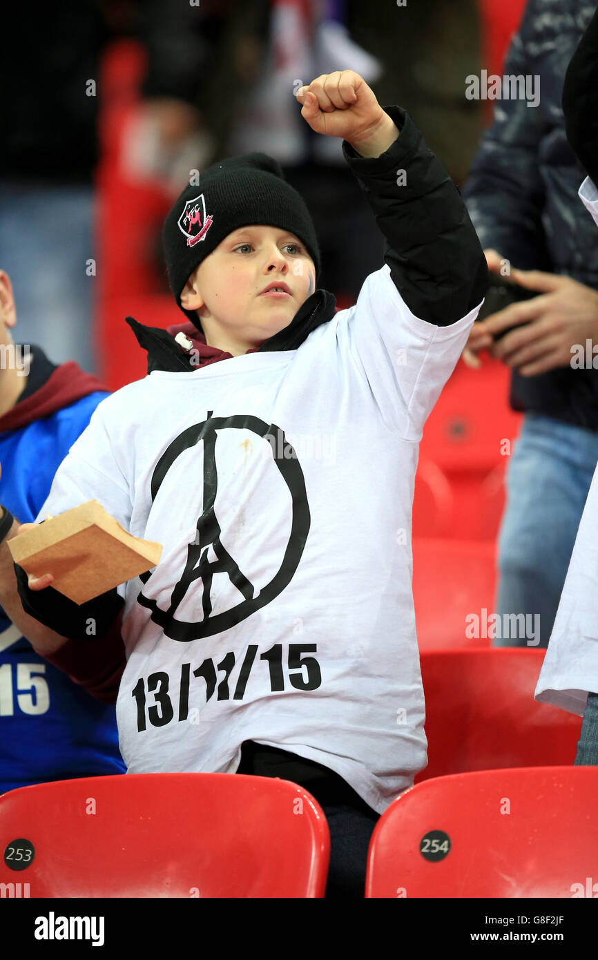 Ein junger Fan trägt ein T-Shirt zu Ehren derjenigen, die bei den Terroranschlägen von Paris vor dem internationalen Freundschaftsspiel im Wembley Stadium in London ihr Leben verloren haben. DRÜCKEN Sie VERBANDSFOTO. Bilddatum: Dienstag, 17. November 2015. Siehe PA Geschichte FUSSBALL England. Bildnachweis sollte lauten: Mike Egerton/PA Wire. Keine Bearbeitung außer Zuschneiden. Rufen Sie +44 (0)1158 447447 an, oder besuchen Sie paphotos.com/info, um alle Einschränkungen und weitere Informationen zu erhalten. Stockfoto