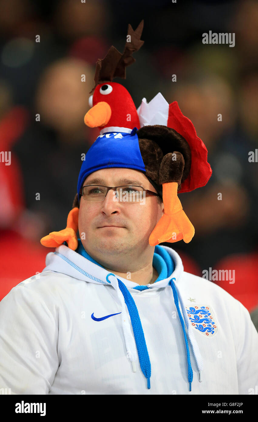 Ein England-Fan, der vor dem internationalen Freundschaftsspiel im Wembley Stadium, London, einen gallischen Hahnhut trägt. Stockfoto