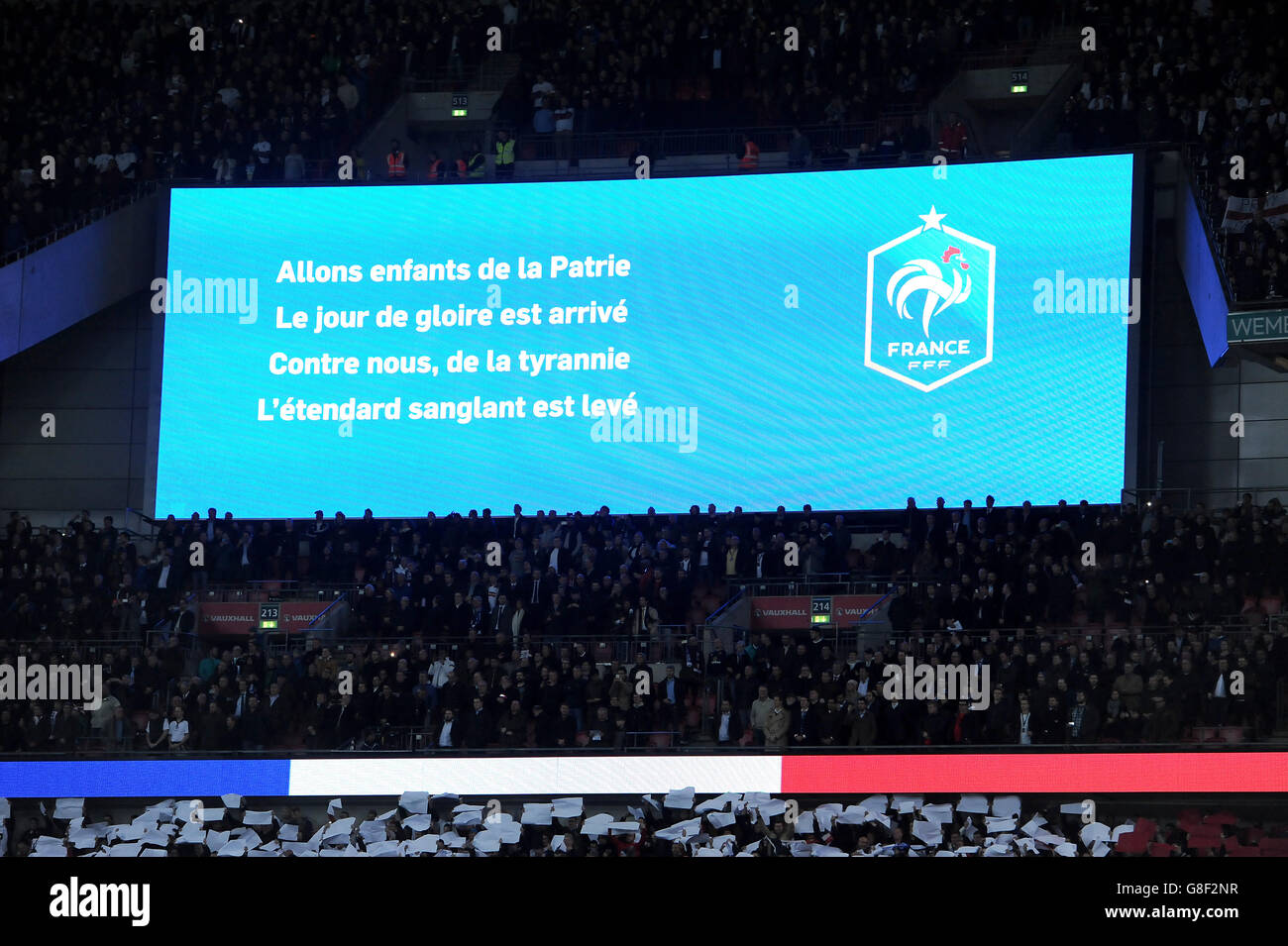 England gegen Frankreich - Internationale Freundschaftliches - Wembley Stadium. Die Worte zur französischen Nationalhymne werden auf der elektronischen Anzeigetafel angezeigt, so dass beide Fans mitsingen können. Stockfoto