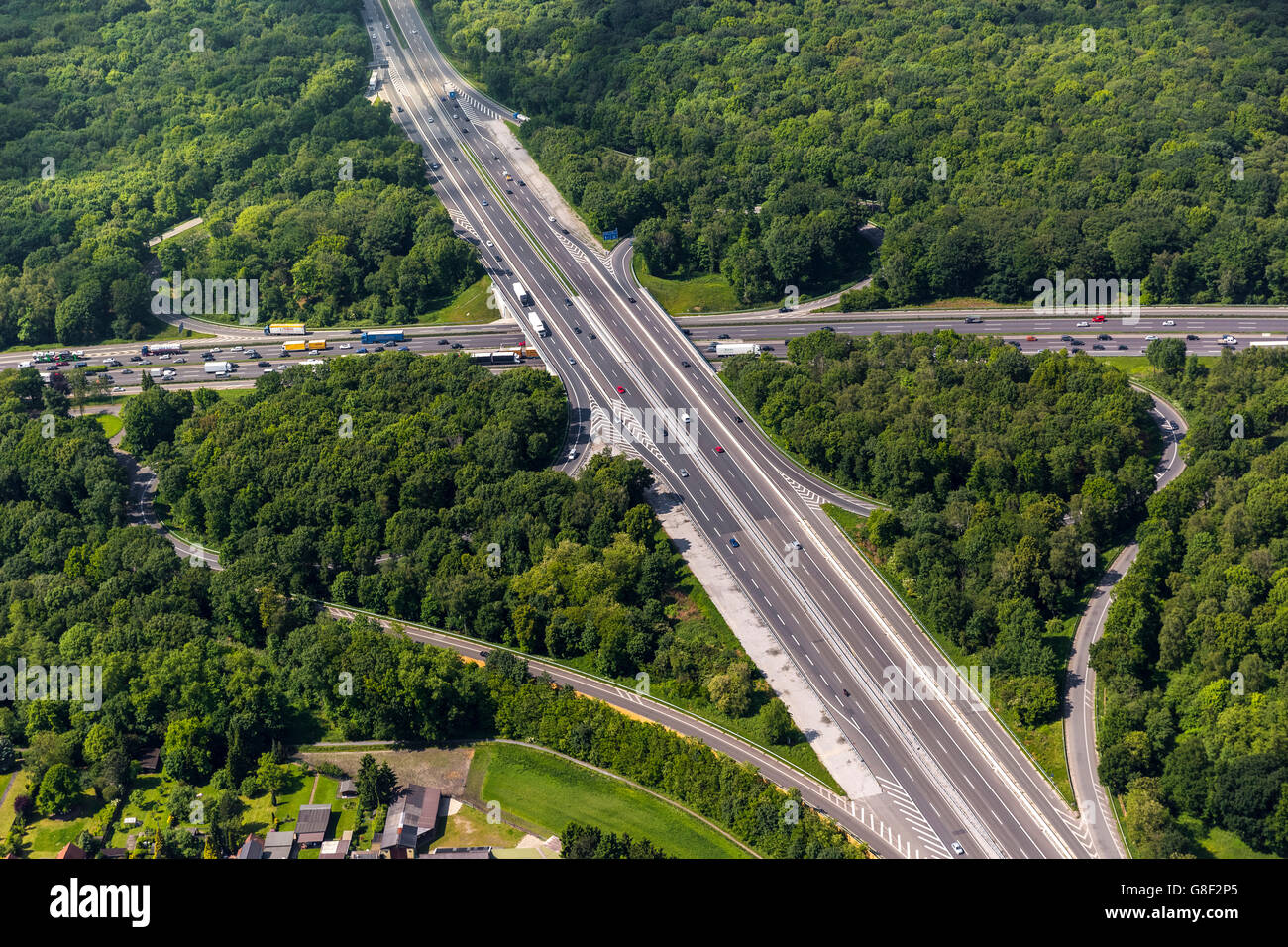 Luftaufnahme, Autobahn Kreuzung Oberhausen, A2, A3, Kleeblatt gestalten, Wald, Oberhausen, Ruhrgebiet, Nordrhein-Westfalen Stockfoto