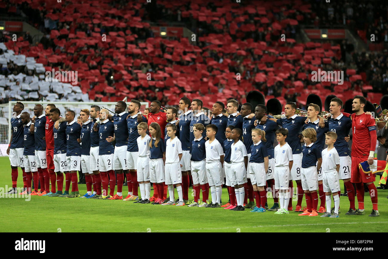 England und Frankreich unterzeichnen die Nationalhymnen vor dem internationalen Freundschaftsspiel im Wembley Stadium, London. Stockfoto