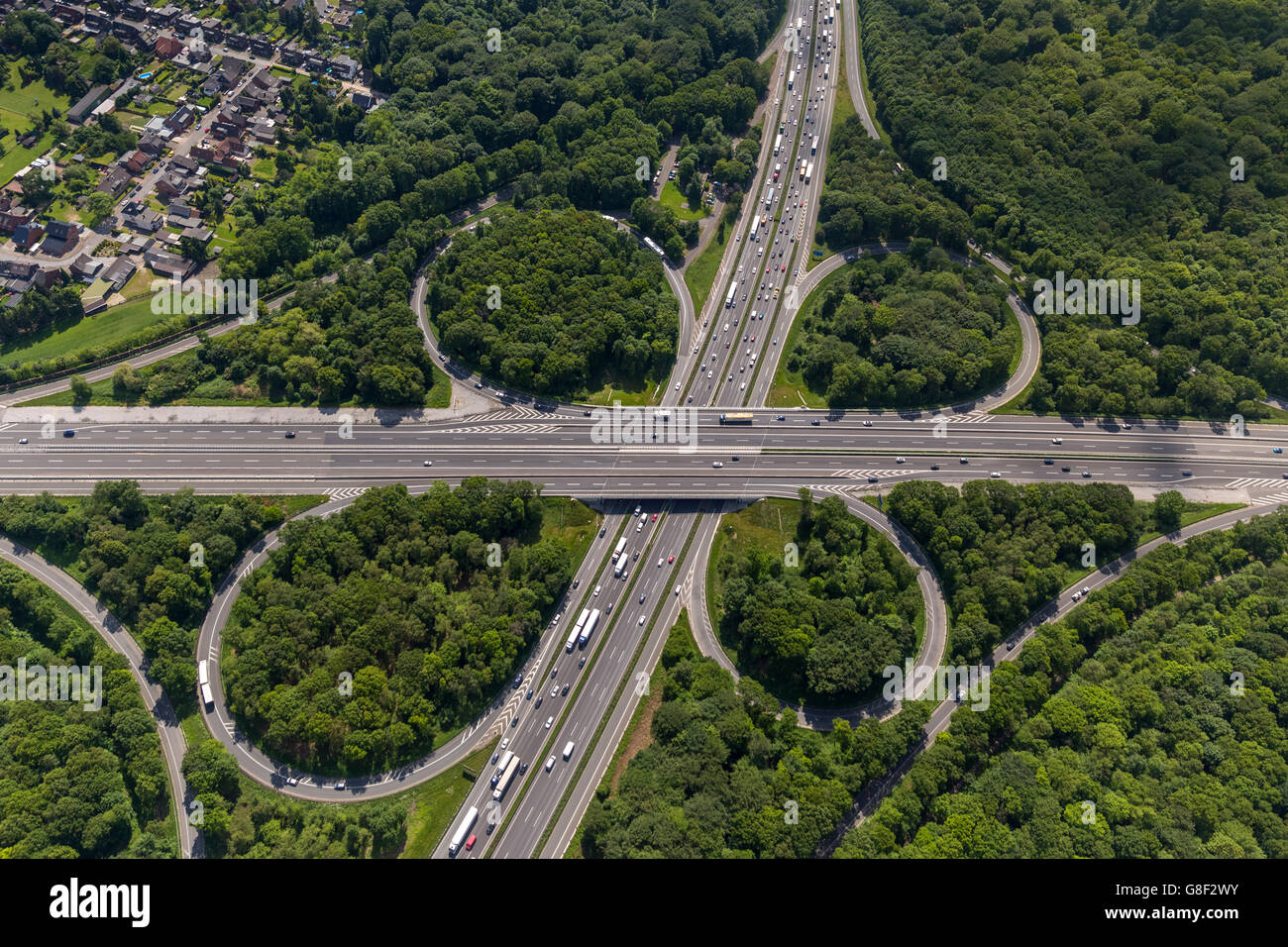 Luftaufnahme, Autobahn Kreuzung Oberhausen, A2, A3, Kleeblatt gestalten, Wald, Oberhausen, Ruhrgebiet, Nordrhein-Westfalen Stockfoto