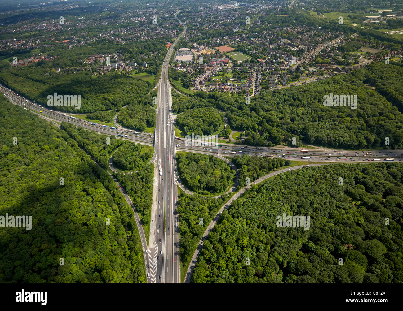 Luftaufnahme, Autobahn Kreuzung Oberhausen, A2, A3, Kleeblatt gestalten, Wald, Oberhausen, Ruhrgebiet, Nordrhein-Westfalen Stockfoto