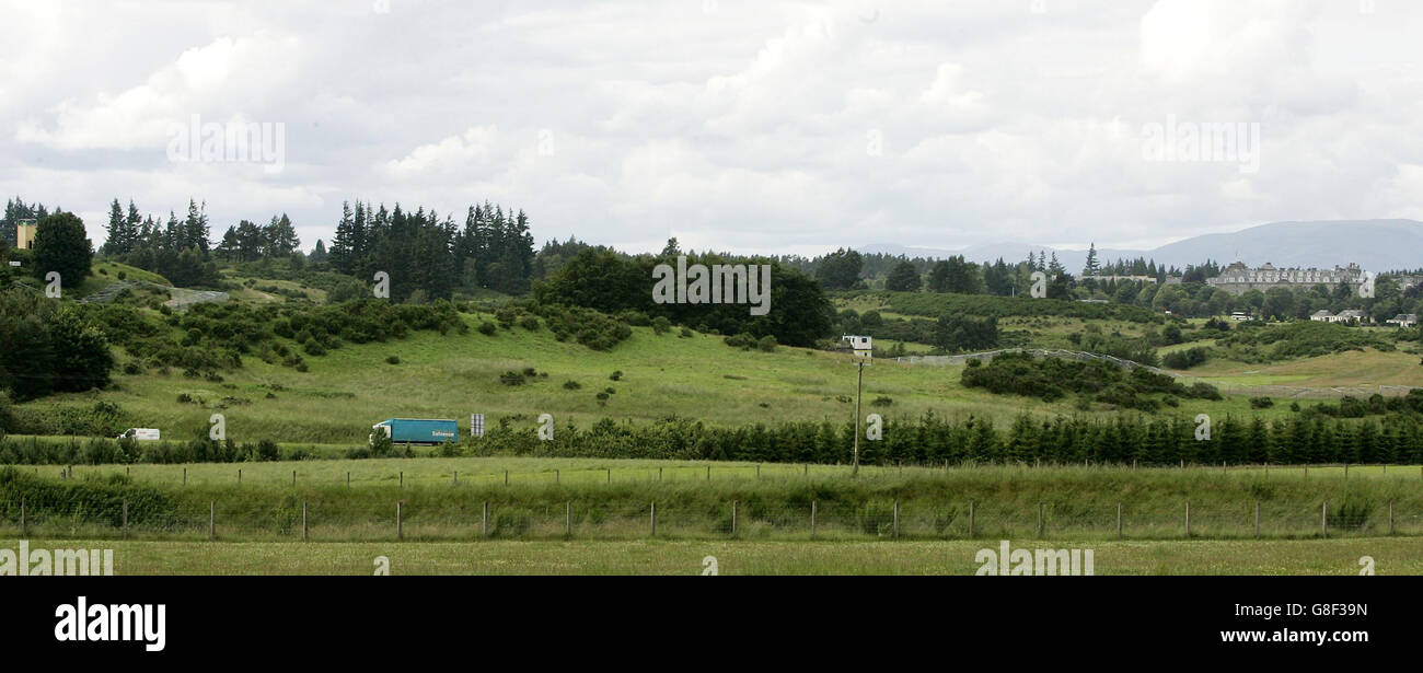 Ein fünf Meilen langer Ring aus Stahl - bestehend aus 10,000 zwei Meter hohen Tafeln rund um das Gleneagles Hotel (rechts) mit der A9 im Vordergrund, bevor der G8-Gipfel in dieser Woche stattfindet. Die Sicherheitsoperation ist eine der größten, die jemals in Schottland erlebt wurde. Stockfoto
