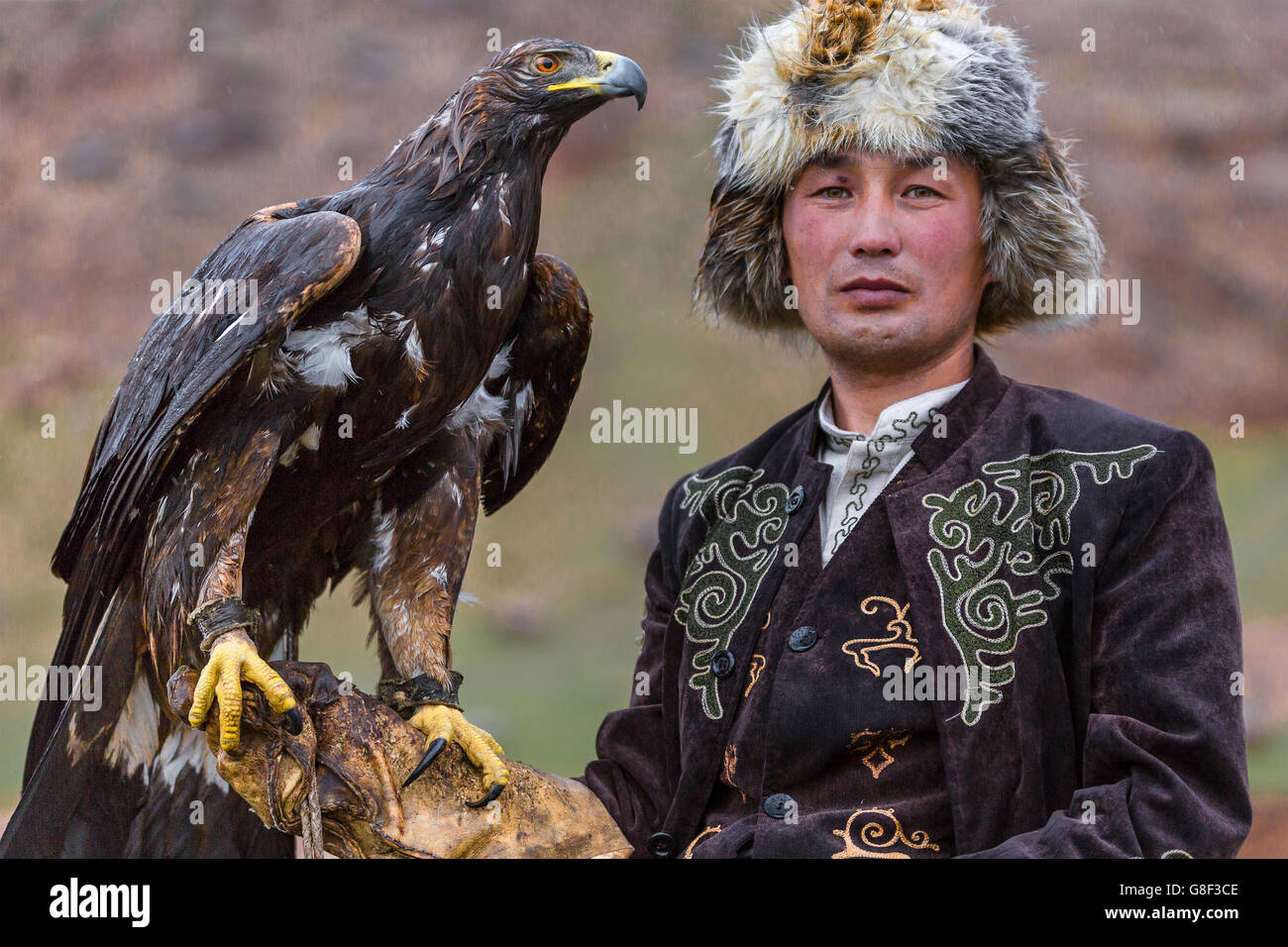 Jäger mit seinem Golgen Adler in Kirgisistan. Stockfoto