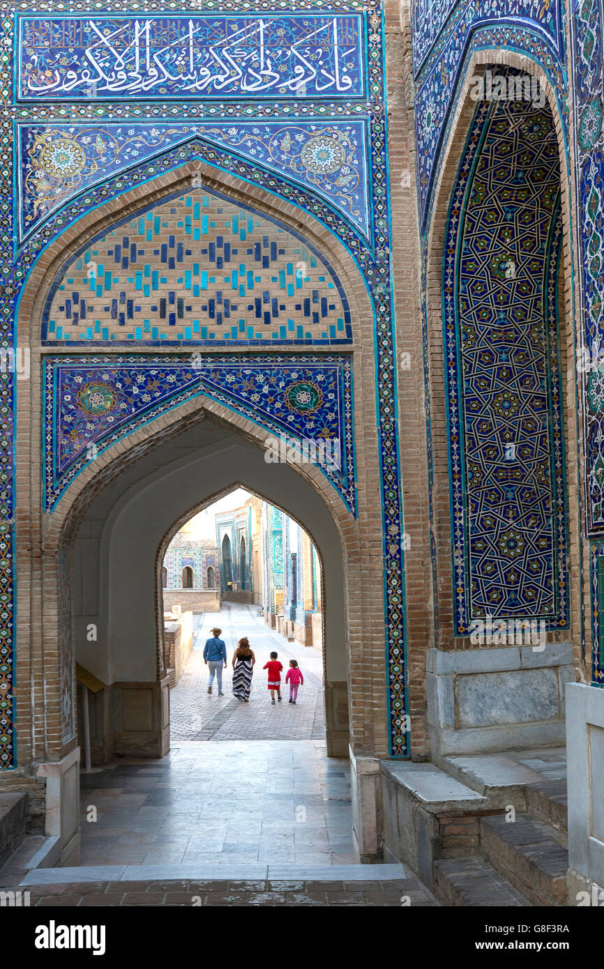 Torbogen in der Heiligen Nekropole von Shakhi Zinda in Samarkand, Usbekistan. Stockfoto