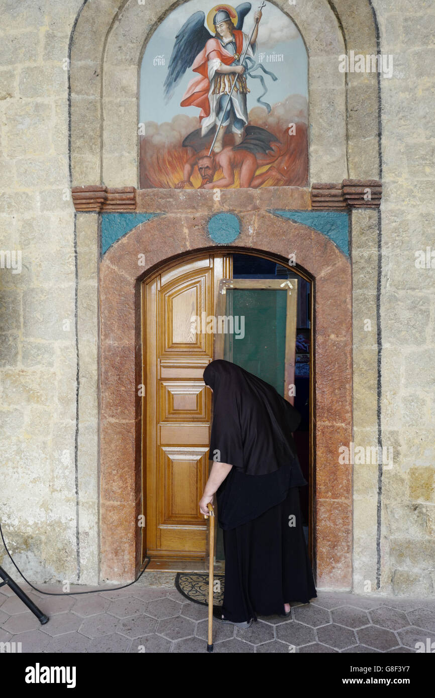 Eine christliche orthodoxe Nonne am Privina Glava Kloster, Serbien Stockfoto