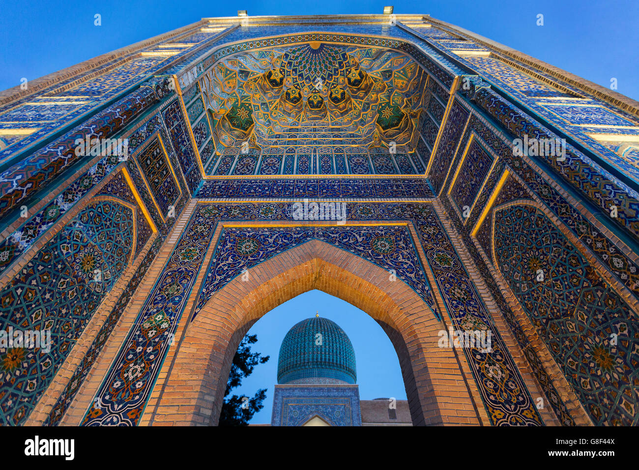 Monumentale Tor des Mausoleums von Tamerlane in Samarkand, Usbekistan. Stockfoto