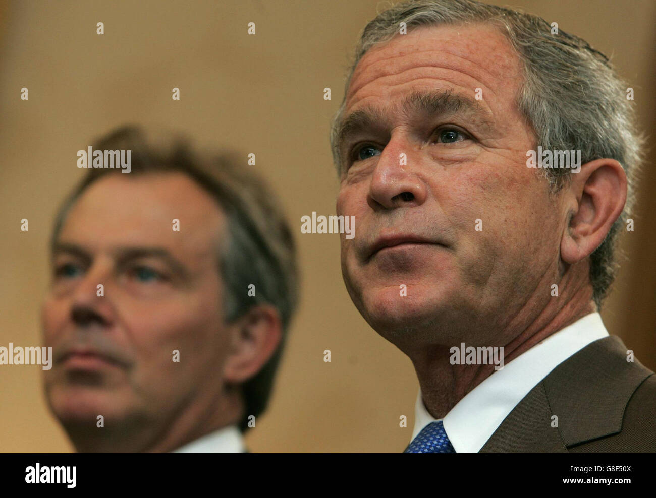 Der britische Premierminister Tony Blair (links) bei einer Pressekonferenz mit dem amerikanischen Präsidenten George W. Bush. Stockfoto