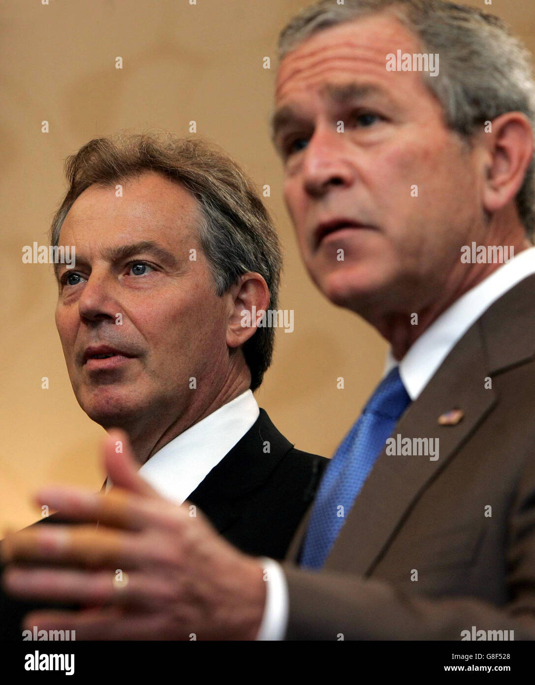 Der britische Premierminister Tony Blair (links) bei einer Pressekonferenz mit dem amerikanischen Präsidenten George W. Bush. Stockfoto