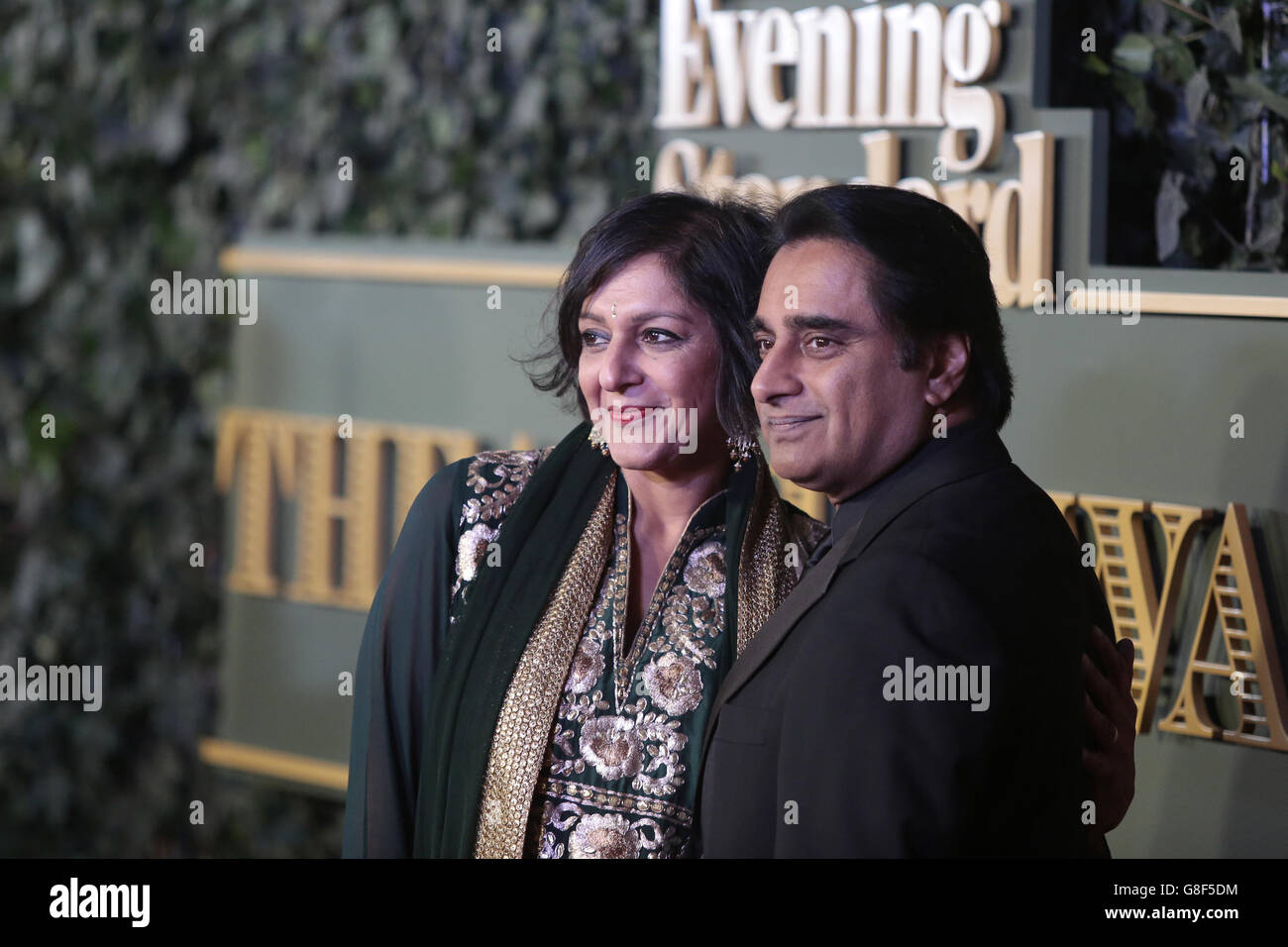 Meera Syal und Sanjeev Bhaskar nehmen an den London Evening Standard Theatre Awards in Zusammenarbeit mit dem Ivy im Old Vic Theatre in London Teil. DRÜCKEN Sie VERBANDSFOTO. Bilderdatum: Sonntag, 22. November 2015. Bildnachweis sollte lauten: Daniel Leal-Olivas/PA Wire. Stockfoto