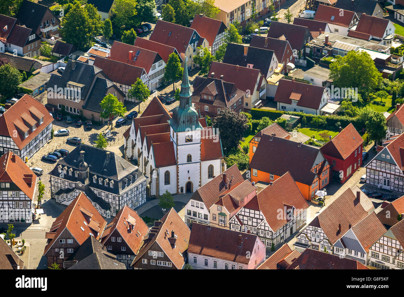 Luftaufnahme, historische Rathaus Rietberg, katholische Kirche des Hl. Johannes der Täufer, Rietberg, Ostwestfalen, Stockfoto