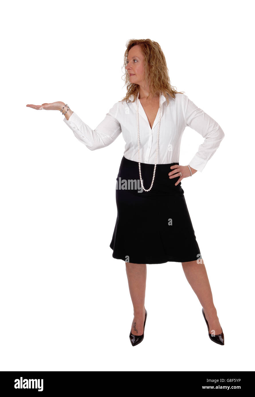 Ein Mittelalter-Business-Frau in einem schwarzen Rock und weißer Bluse stehend mit einer ausgestreckten Hand für weißen Hintergrund isoliert. Stockfoto