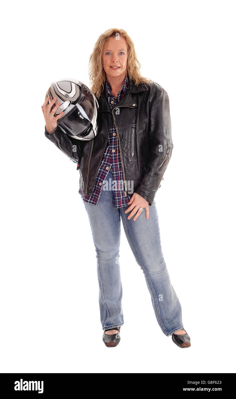 Mittelalter Frau in Jeans stehen, halten Sie ihren Motorradhelm in eine Lederjacke für weißen Hintergrund isoliert. Stockfoto