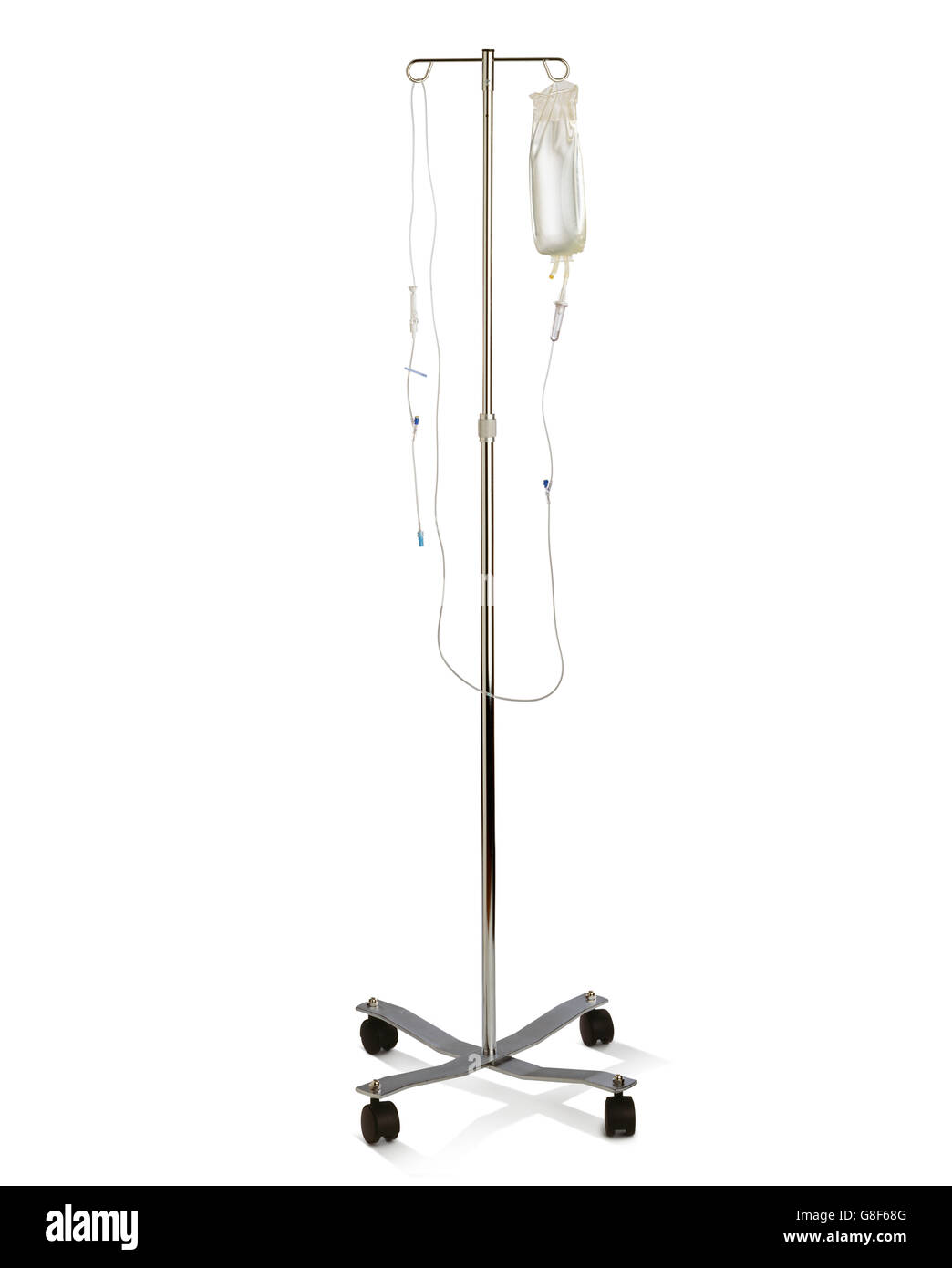 Intravenöse Kochsalzlösung Tropfen auf IV-Ständer vor einem weißen Hintergrund Stockfoto