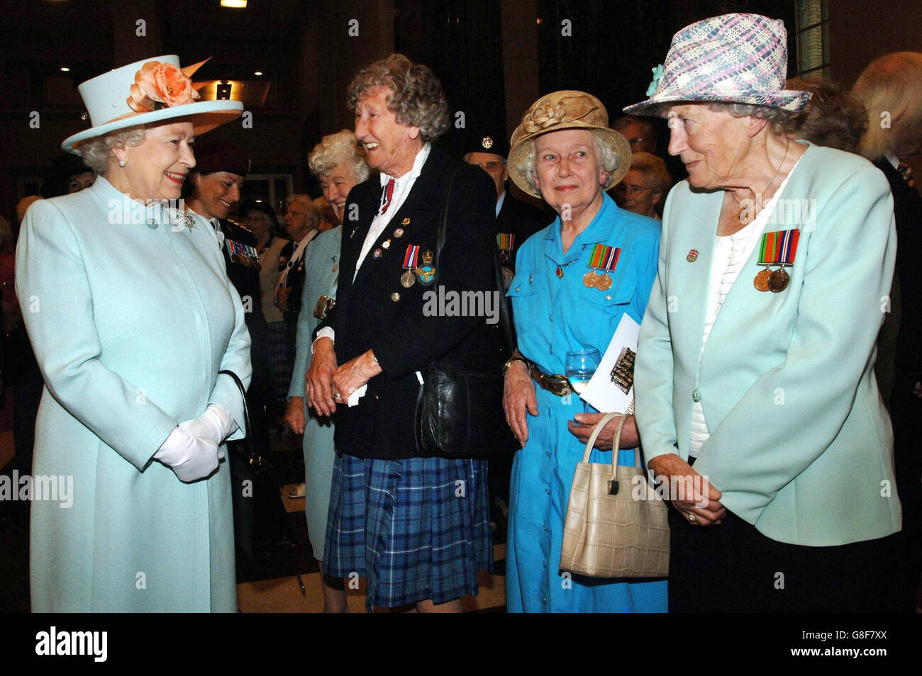Königin Elizabeth II. Unterhielt sich mit Frauen, die während des Zweiten Weltkriegs im Londoner Verteidigungsministerium für ihr Land dienten, nachdem sie in Whitehall, im Zentrum Londons, ein Denkmal für die Frauen des Zweiten Weltkriegs enthüllte. Die Gruppe ist (von links nach rechts:) die Königin, Joan Brownless, 85, aus Kent, eine ehemalige WAAF, Maureen Boulter, 81, aus Kent, eine ehemalige ATS-Militärangehörige und Mary Treasure, 83, aus Dorset, die mit Mixed Aircraft, Battery und Radar diente. Stockfoto