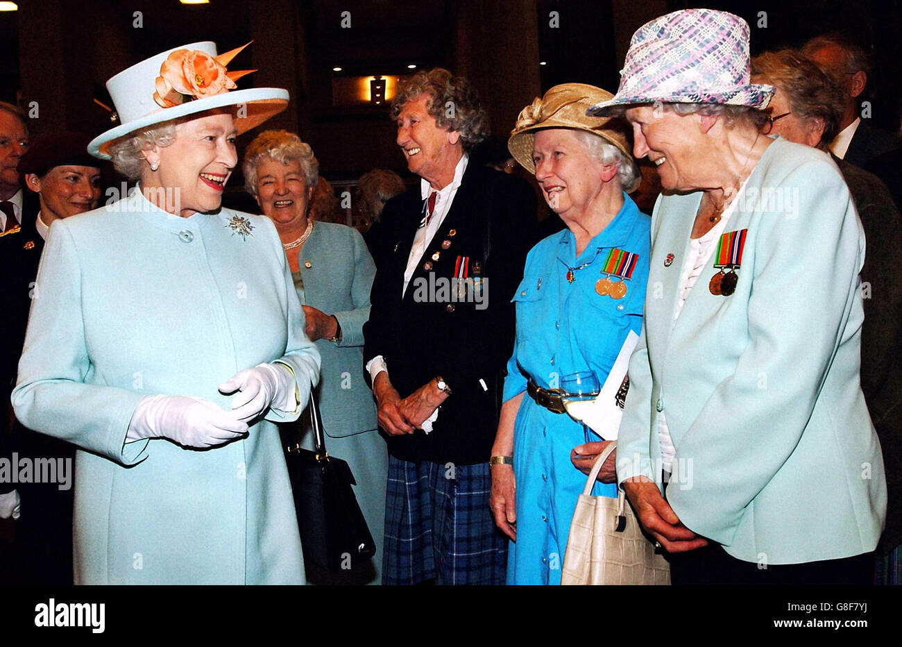 Königin Elizabeth II. Unterhielt sich mit Frauen, die während des Zweiten Weltkriegs im Londoner Verteidigungsministerium für ihr Land dienten, nachdem sie in Whitehall, im Zentrum Londons, ein Denkmal für die Frauen des Zweiten Weltkriegs enthüllte. Die Gruppe ist (von links nach rechts:) die Königin, Joan Brownless, 85, aus Kent, eine ehemalige WAAF, Maureen Boulter, 81, aus Kent, eine ehemalige ATS-Militärangehörige und Mary Treasure, 83, aus Dorset, die mit Mixed Aircraft, Battery und Radar diente. Stockfoto