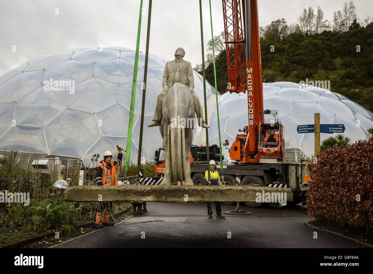 Eine 8 Tonnen schwere Skulptur 'The Rising Tide' des Bildhauers Jason deCaires Taylor wird vor den Biomen in Cornwalls Eden Project für das Festival of Hope in Position gebracht. Stockfoto