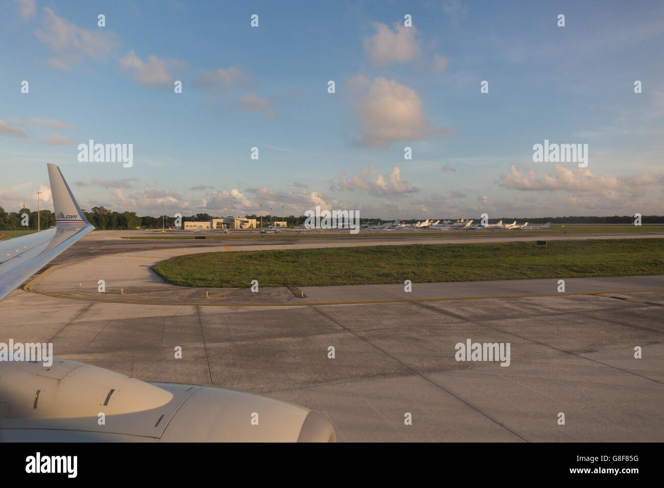Startund Landebahn in Cancun International airport Stockfotografie Alamy