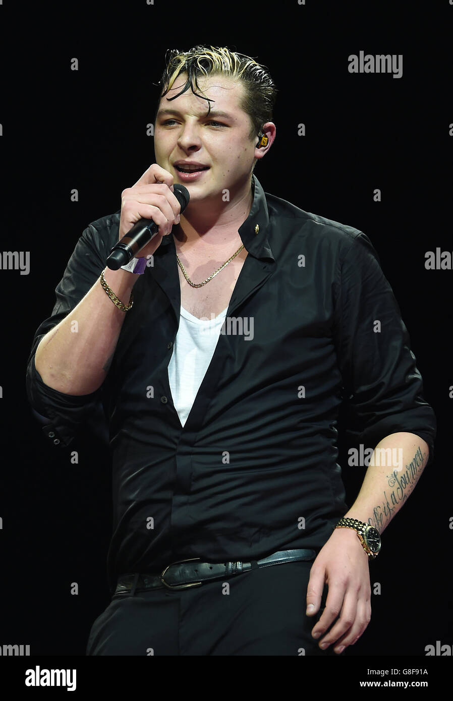 John Newman spielt auf der Bühne während Free Radio Live 2015 in der Genting Arena in Birmingham. Stockfoto