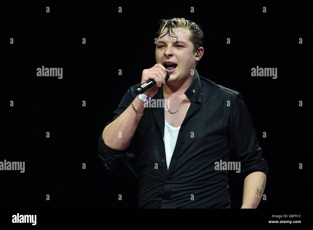 Kostenloses Radio Live 2015. John Newman tritt während Free Radio Live 2015 in der Genting Arena in Birmingham auf der Bühne auf. Stockfoto
