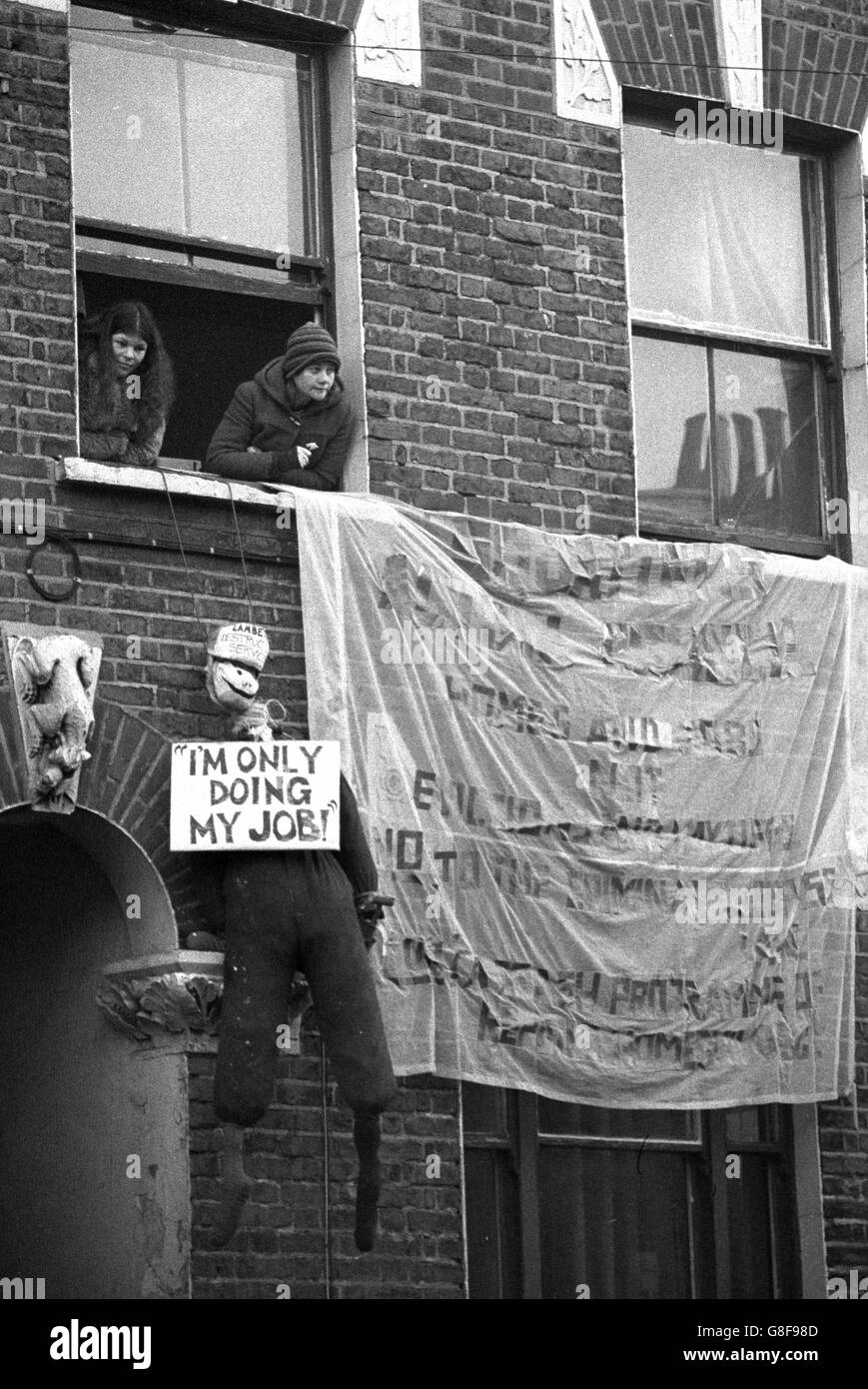 Hausbesetzer, die heute einziehen und ein Haus in St. Agnes Place, Kennington, besetzt haben, hängen ein Banner und ein lebensgroßes Dummy vom Fenster im obersten Stockwerk, um gegen die Politik des Lambeth-Rates zu protestieren, Häuser zu "vandalisieren", um zu verhindern, dass sie von Hausbesetzern besetzt werden. Stockfoto