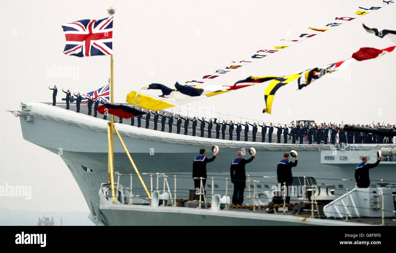 Die Besatzungen von HMS Invincible und Iron Duke (Vordergrund) grüßen, wie HMS Endurance Carrying Britain's Queen Elizabeth II während der International Fleet Review in Spithead, vor Portsmouth, passiert. Stockfoto