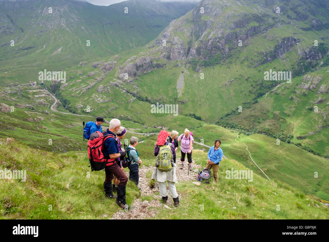 Gruppe von Wanderern auf Aufstieg Am Bodach vom Pass von Glen Coe zu Beginn der Aonach Eagach Grat. Glencoe, Highland, Schottland, UK Stockfoto