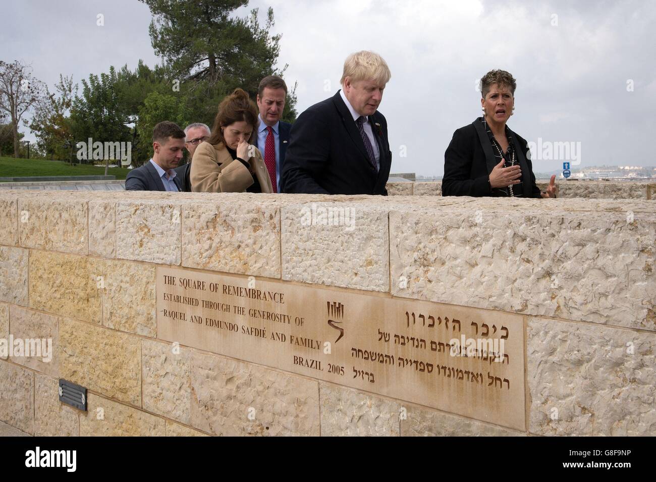 Der Bürgermeister von London, Boris Johnson, wird während des zweiten viertägigen Handelsbesuchs in der Region um das Holocaust-Museum Yad Vashem in Jerusalem, Israel, gezeigt. Stockfoto