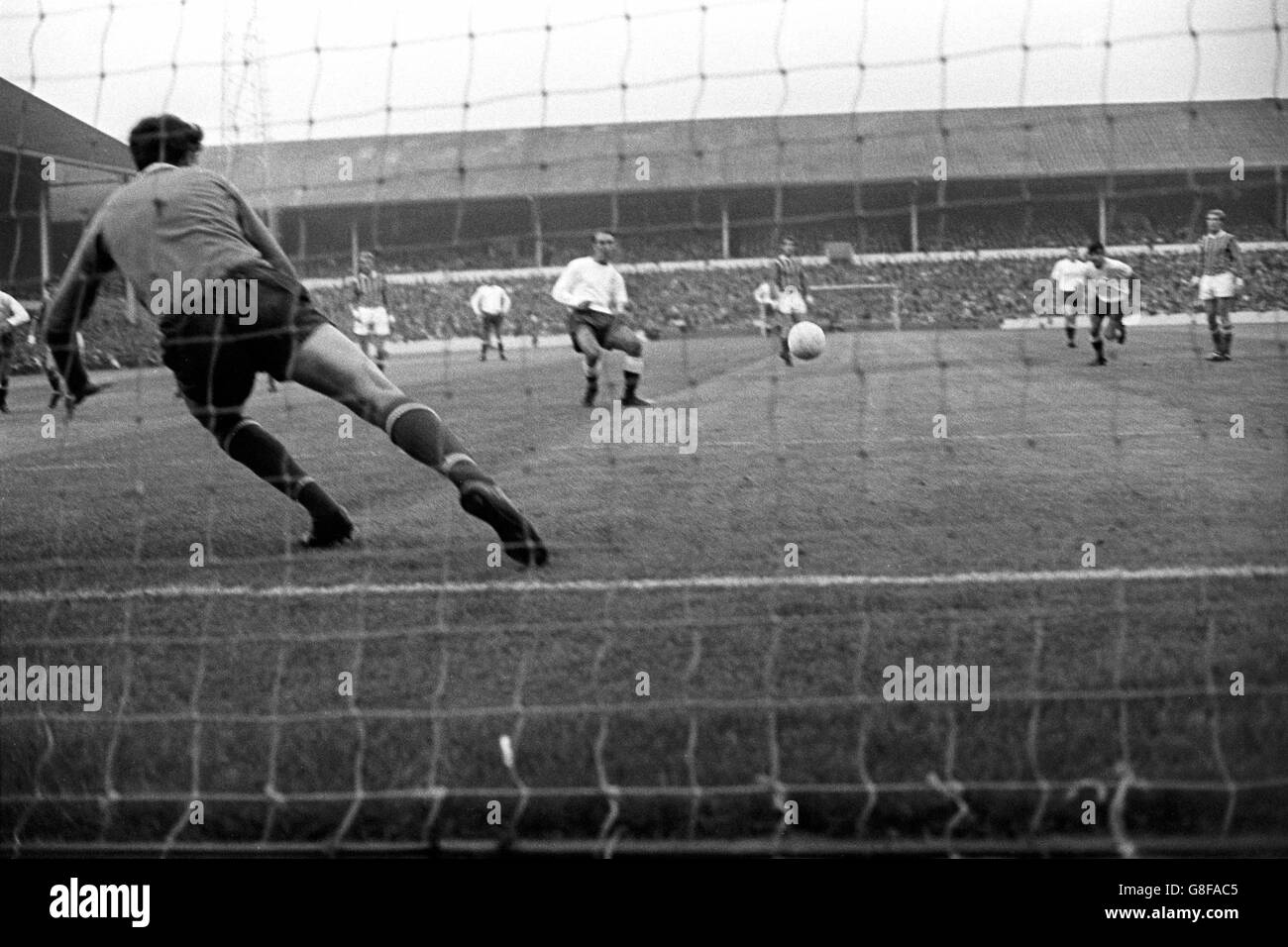 Fußball - Liga Division One - Tottenham Hotspur gegen Stoke City - White Hart Lane. Jimmy Greaves, Tottenham Hotspur Inside Forward (weißes Hemd mit Strafe), punktet mit einer Strafe. Stockfoto