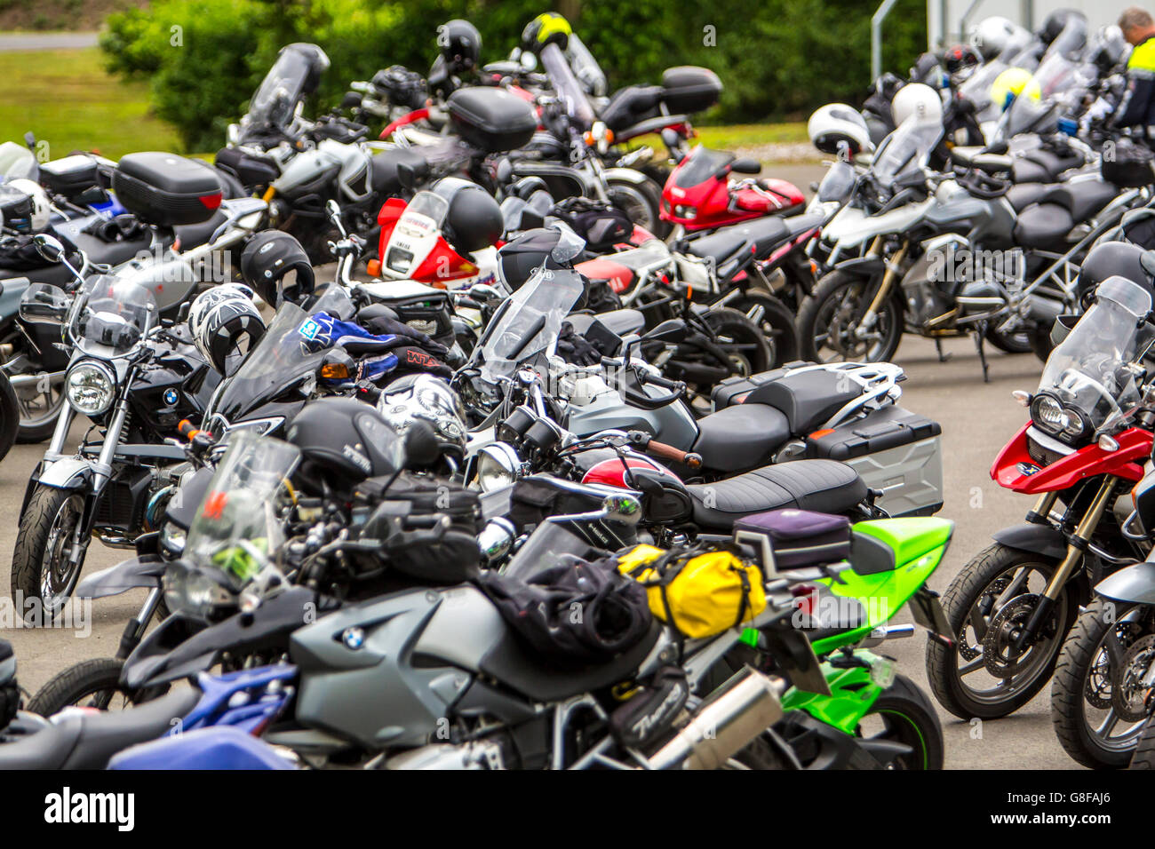 Schwere Motorräder geparkt, mit Helmen, Stockfoto