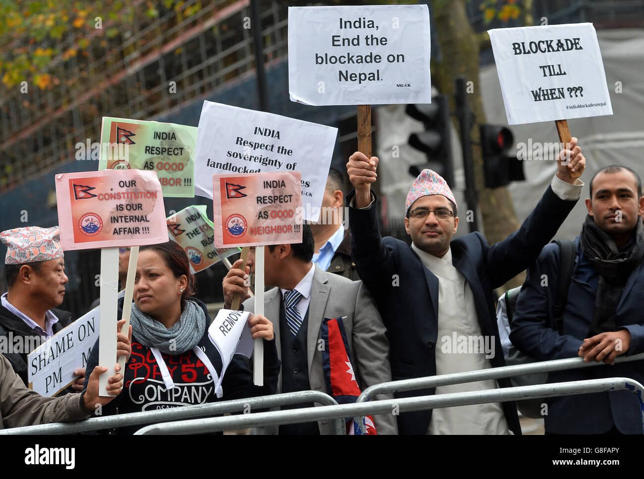 Demonstranten demonstrieren in Whitehall, London, vor dem Treffen des indischen Premierministers Narendra Modi mit Premierminister David Cameron in der Downing Street 10, London. Stockfoto