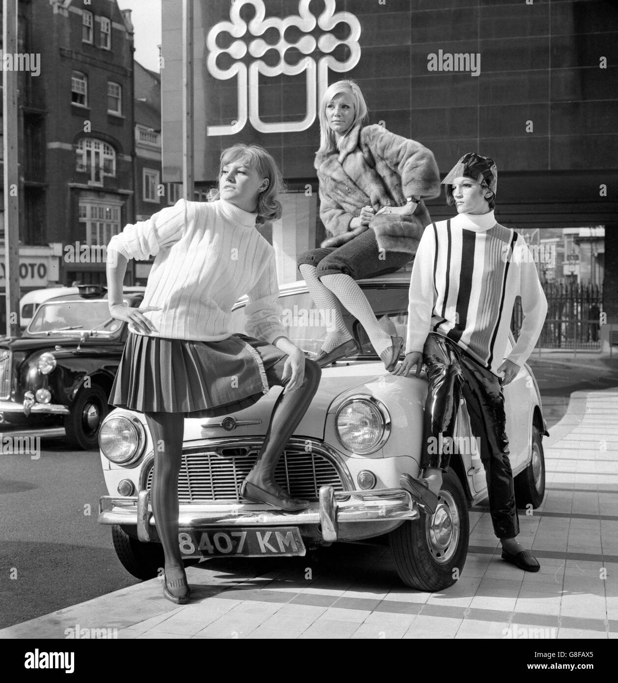 Mit diesen neuen Fahroutfits für das Mädchen aus dem Jahr 1966, das im Royal Garden Hotel, London, ausgestellt wird, wird gezeigt, wie man im Auto und aus dem Auto smart aussieht. Die Outfits sind (l-r) neuer Mini-Kilt, der Nerz-Fahrmantel und neue Fahrhosen aus schwarzem PVC, mit passendem Helm. Stockfoto