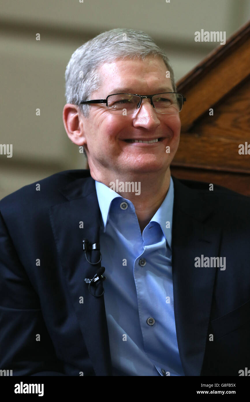 Apple-Chef Tim Cook am Trinity College in Dublin, wo er mit der Gold Medal of Honorary Patronage von Trinity's philosophischen Gesellschaft. Stockfoto