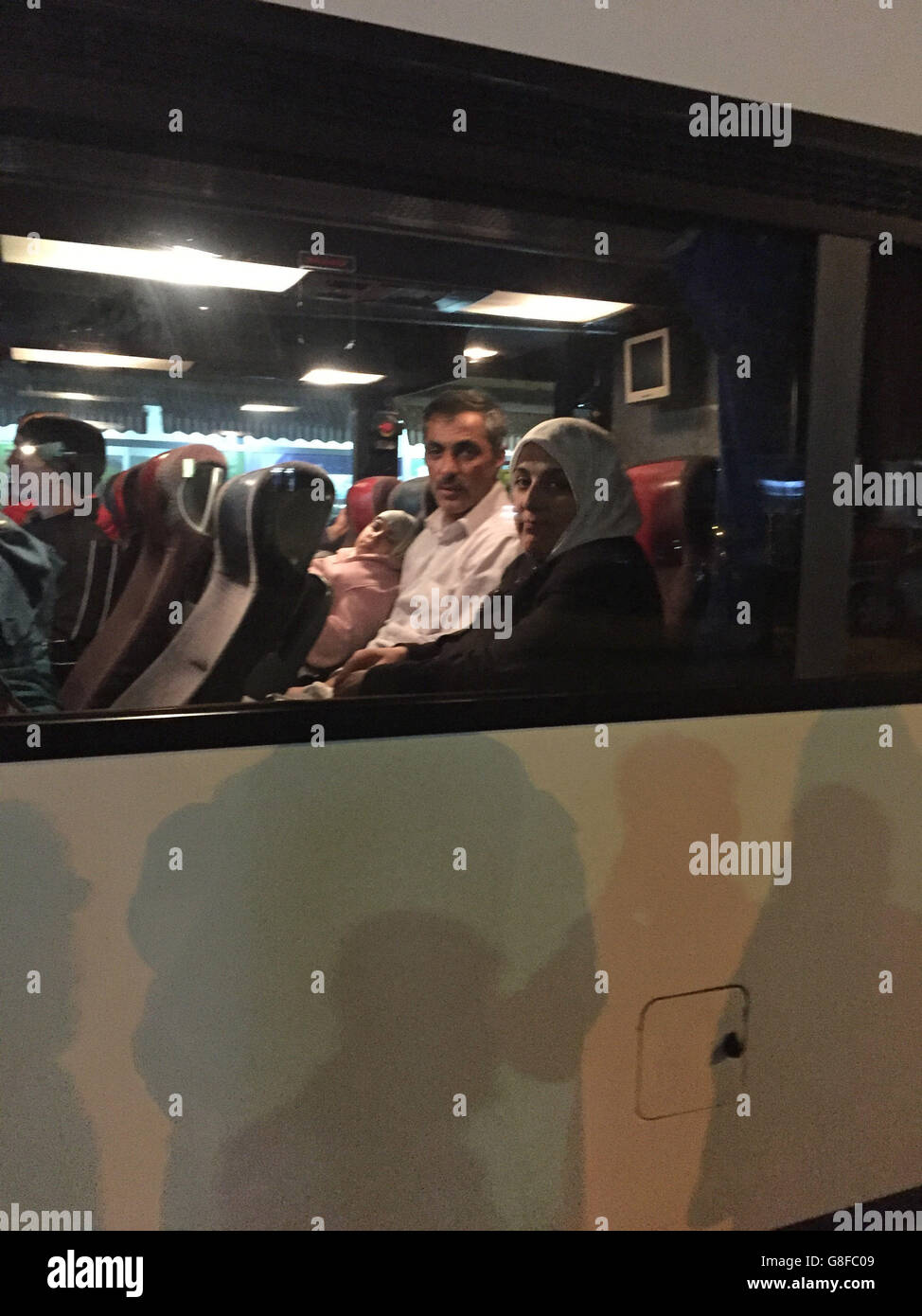 Flüchtlinge in einem Bus in der Nähe von Presovo in Serbien, wie konsequente Berichte über bulgarische Polizei misshandelt Flüchtlinge - darunter ein Kind im Alter von 15 - und eine Reihe von angeblichen Erschießungen wurden von Oxfam aufgedeckt. Stockfoto