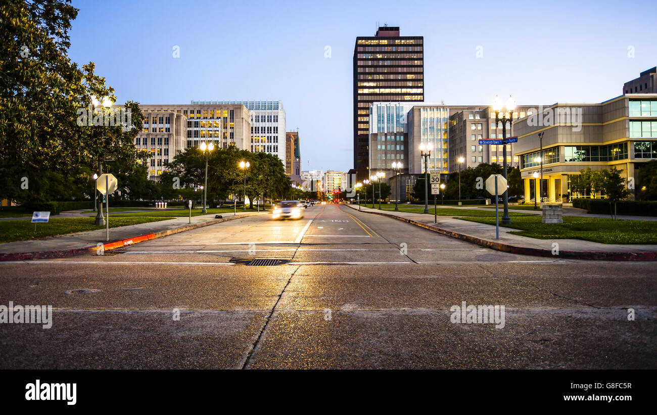 Straße in der Innenstadt von Baton Rouge, Louisiana als Nacht fällt - skyline Stockfoto