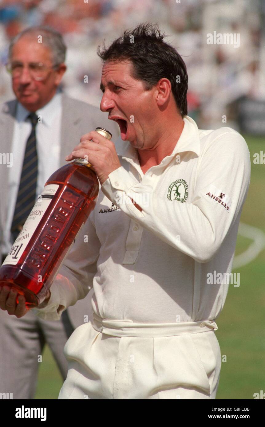 Cricket - English County Cricket - Nottinghamshire / Worcestershire. Derek Randall aus Nottinghamshire macht sich mit einer Teachers Whisky-Flasche an der Trent Bridge dumm Stockfoto