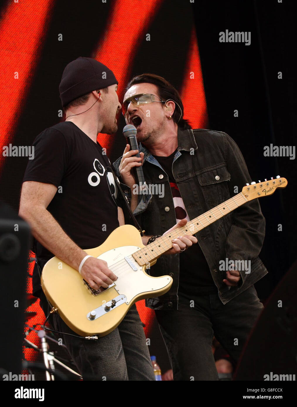 Live-8-Konzert, Hyde Park. Bono (R) und The Edge of U2 treten auf der Bühne auf. Stockfoto